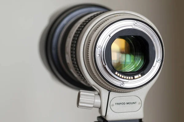 Lente teleobjetivo zoom blanco de cámara digital Proffesional —  Fotos de Stock