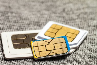 Mini, mikro ve nano simcard kümesi. Üzerinde gri kumaş metin izole