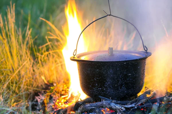 Kemping kuchenne - garnek na ogniu na zewnątrz pole namiotowe — Zdjęcie stockowe