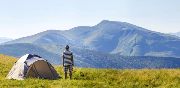 Természetjáró ember közelében kemping sátor a Kárpát-hegység. A — Stock Fotó