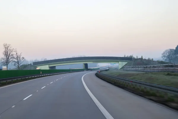 Шоссе скоростной дороги в Германии с высокими стенами по бокам — стоковое фото