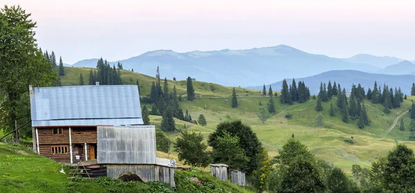 Dorfhäuser auf Hügeln mit grünen Wiesen an Sommertagen. Haus — Stockfoto