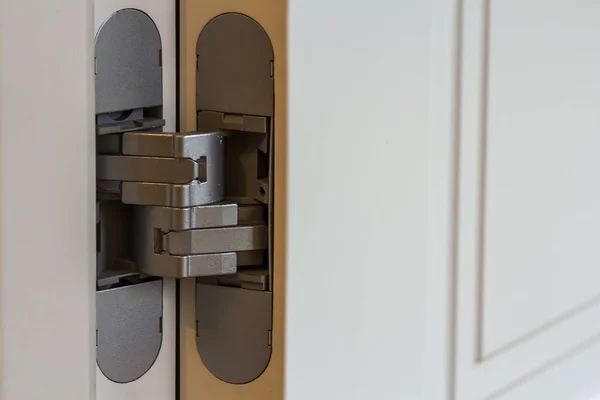 Neue moderne Metalltürscharniere an weißen Holztüren — Stockfoto