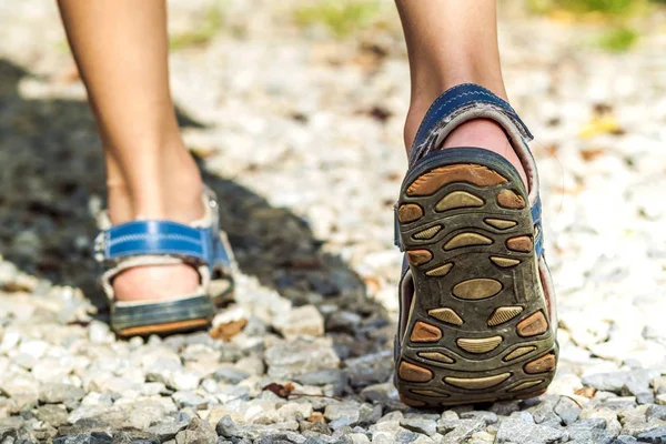 Primer plano de los zapatos deportivos en el sendero caminando en las montañas sobre piedras , — Foto de Stock