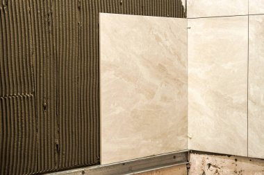 Seramik duvar yükleme. Ev geliştirme ve renov