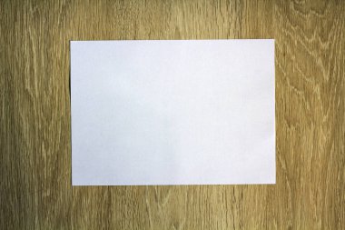 Kağıt ahşap arka plan üzerinde beyaz boş parçası