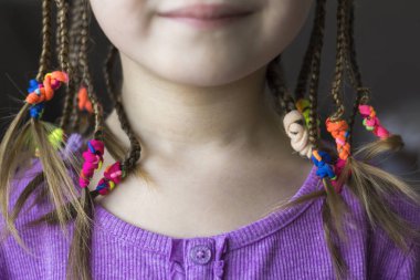 Renkli lastik bantlar ile küçük kız örgü saç yakın çekim