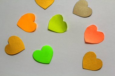 Sevgililer günü ile kesilmiş kağıt renkli arka plan duymak