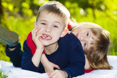 Küçük çocuklar çocuk ve güneşli kız mutlu portre gülümseyen 
