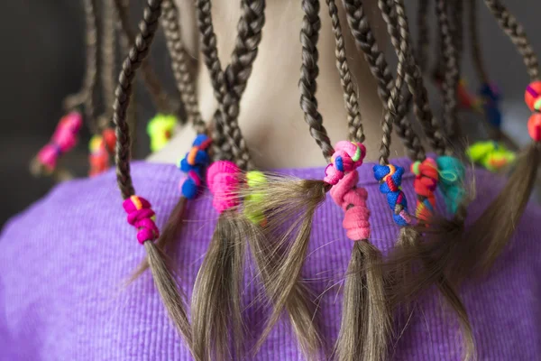 Close up de cabelo de trança de menina com elásticos coloridos — Fotografia de Stock