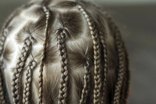 Närbild av fläta hår av liten flicka — Stockfoto