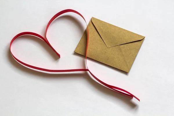 Sobre de carta de amor con corazón de papel sobre fondo blanco. Feliz. — Foto de Stock