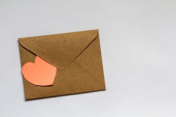 Liebesbrief-Umschlag mit Papierherz auf weißem Hintergrund. glücklich — Stockfoto