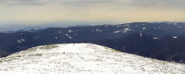 Sneeuw bedekte Karpatische bergen heuvels met ver weg wandelaars tour — Stockfoto