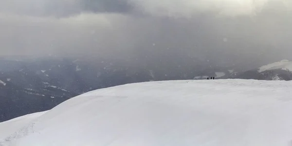 Montagnes des Carpates enneigées avec randonneurs lointains — Photo