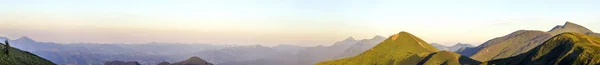 Yaz aylarında Karpat dağ manzarası. Panoramik görünümü. Günbatımı — Stok fotoğraf