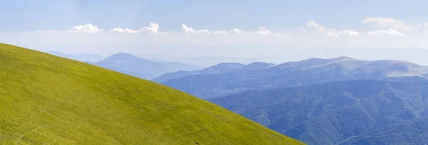 绿色的山中避暑名山的全景 — 图库照片