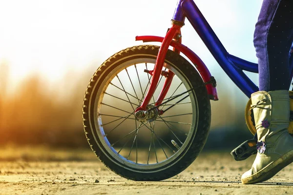 子供自転車で小さな女の子子足のクローズ アップの詳細 — ストック写真