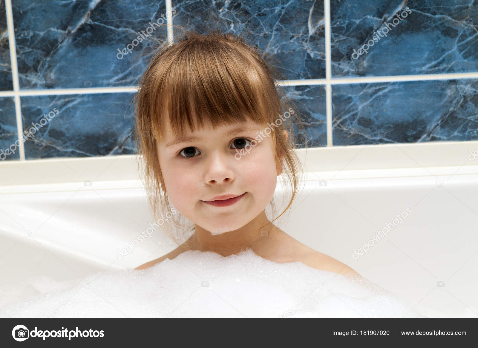 Юные девочки в ванной. Юные девочки в ванной. Маленькая девочка в ванной комнате. Девушка подмывается. Девушка в ванне.