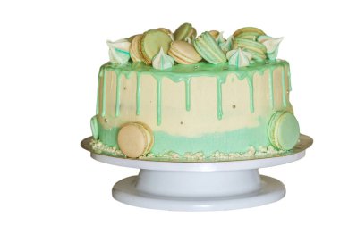 Beyaz izole üstte macaroons ile tatlı krem yeşil pasta