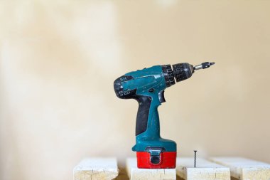 Elektrikli Akülü tornavida ve bir vida yakın çekim