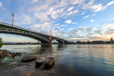 Rhine üzerinde güzel gün batımı / Rhein Nehri ve eski köprünün Mainz yakınındaki Frankfurt am Main, Almanya.
