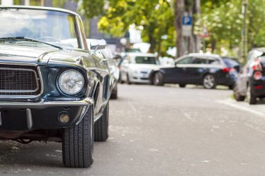 Arkadan Görünüm açık eski eski model araba şehir ya da otomobil ön ön ışık ile bir sokakta park edilmiş kapatmak. Eski model araba konsepti ön yüzü.