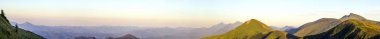 Yaz aylarında Karpat dağ manzarası. Panoramik görünümü. Ukrayna dağlarda günbatımı. Geniş panorama.