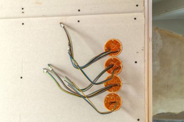 Yeni elektrik tesisatı, soket plastik kutular ve duvardaki elektrik kabloları yenileme konsepti. Elektrik kablosu kurulumu.