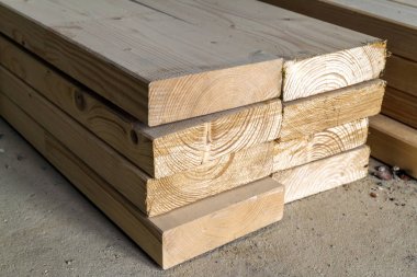 Kereste, yeni ahşap Çıtçıt yığını. Ahşap Ahşap inşaat malzemesi. Alan etkili sığ derinliği