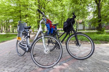 Ivano-Frankivsk, Ukrayna-29 Haziran, 2017: iki şehir Bisiklet Park bebek koltukları ile