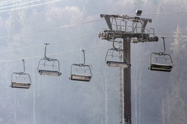 Ski lift ile Kayak merkezinde boş sandalye