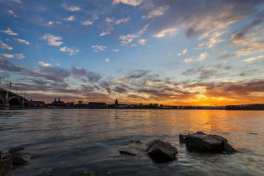 Rhine üzerinde güzel gün batımı / Rhein Nehri ve eski köprünün Mainz yakınındaki Frankfurt am Main, Almanya.