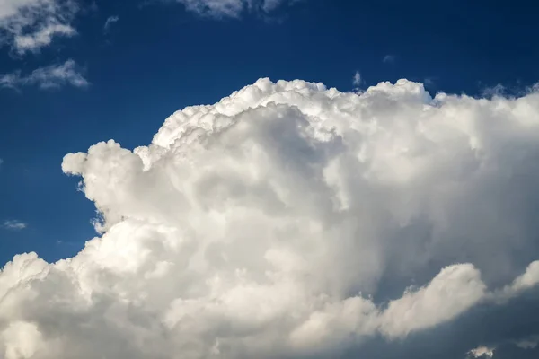 Langit Biru Dengan Awan Putih Bengkak Cerah Cerah Cerah Hari — Stok Foto