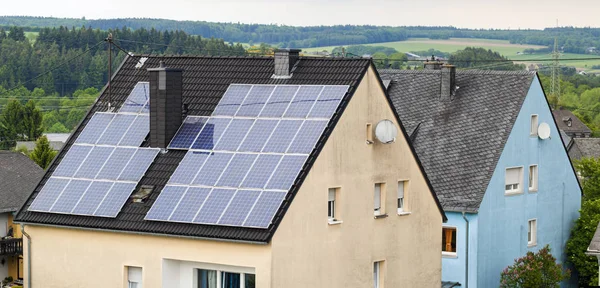 Yenilenebilir Temiz Yeşil Enerji Verimli Güneş Panelleri Banliyö Çatı Üzerinde — Stok fotoğraf