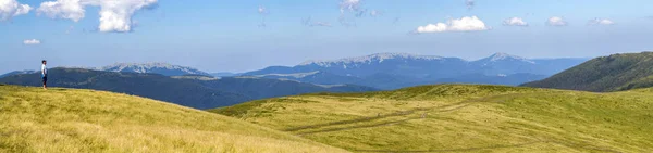 Solitario Uomo Escursionista Piedi Ampia Collina Godendo Vista Sulle Montagne — Foto Stock