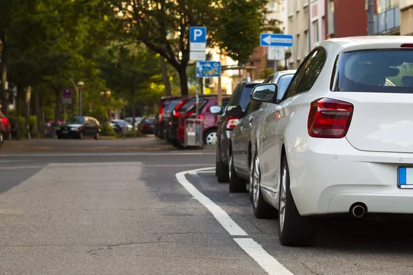 Şehir içinde park edilmiş araba. Rating kavramı.