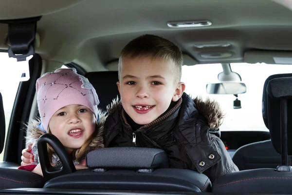 Duas Crianças Pequenas Bonitas Menino Menina Interior Carro — Fotografia de Stock