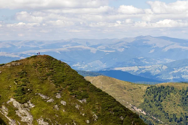 Deux Randonneurs Debout Sur Une Énorme Falaise Montagne Tourisme Randonnée — Photo