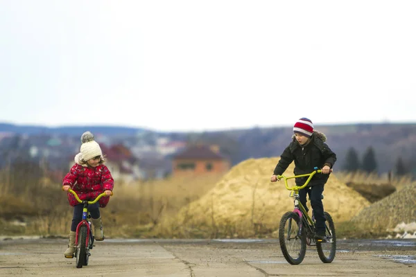 Двое Счастливых Детей Мальчик Девочка Катаются Велосипедах Улице Холодную Погоду — стоковое фото