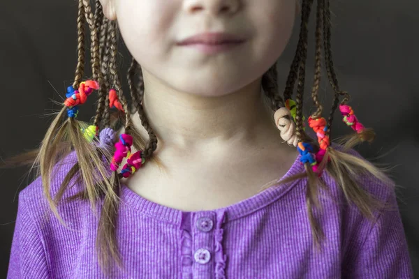 Nahaufnahme Der Flechtfrisur Eines Kleinen Mädchens Mit Bunten Gummibändern — Stockfoto