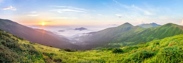 Schöner Sonnenaufgang Den Bergen Mit Weißem Nebel Unter Dem Panorama — Stockfoto