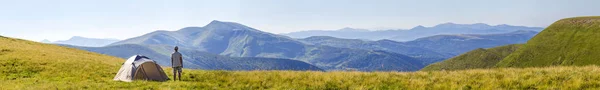 Randonneur Debout Près Tente Camping Dans Les Montagnes Des Carpates — Photo