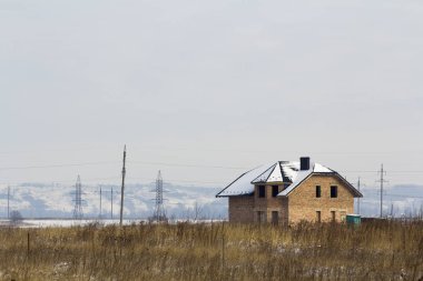 Özel modern iki katlı ev kışın olmadan bir alanda bir çit yapım aşamasında.