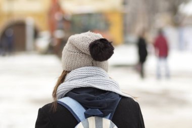 Genç bizzat sırt çantası ile şapka arkası