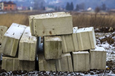 Temel inşaat alanı üzerine için beton blok yığını. Metal blokları ile takviyeli betonarme.