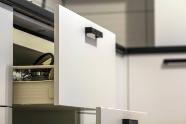 Tabak ve bardak yemekleri ile açık mutfak çekmeceleri