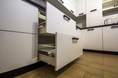Açık mutfak çekmece içinde mutfak depolama ve düzenleme için akıllı bir çözüm plakalı.