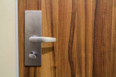 Modren tarzı kapı kolu doğal ahşap kapıda.