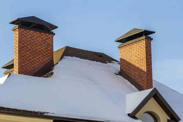 Dach Eines Neu Gebauten Hauses Mit Schönem Fenster Und Schornstein — Stockfoto